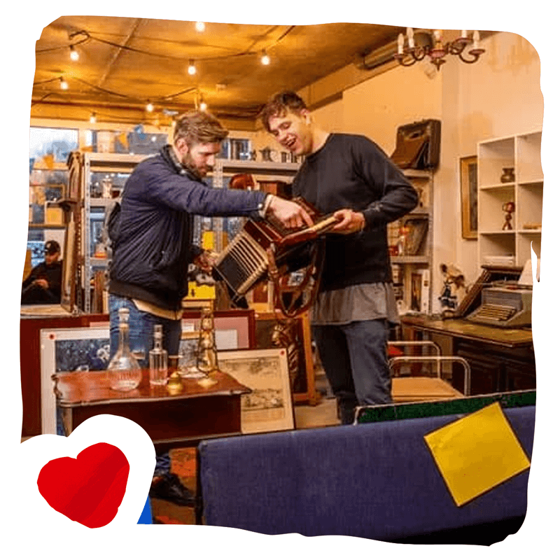 Mannen bij antiekhandel met accordeon