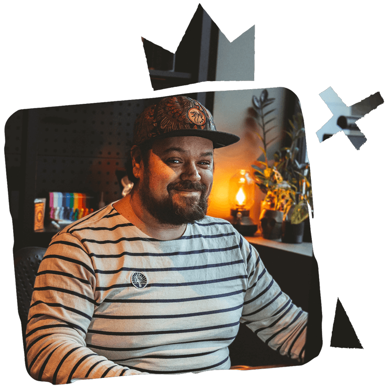 Vrolijke man met pet