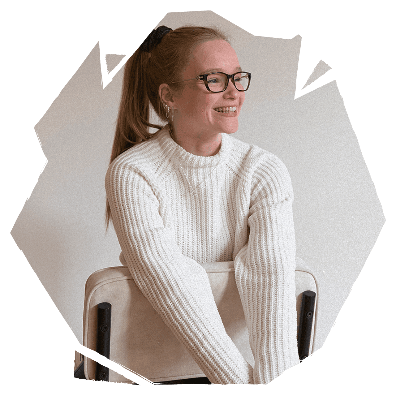 Vrouw in witte trui met bril