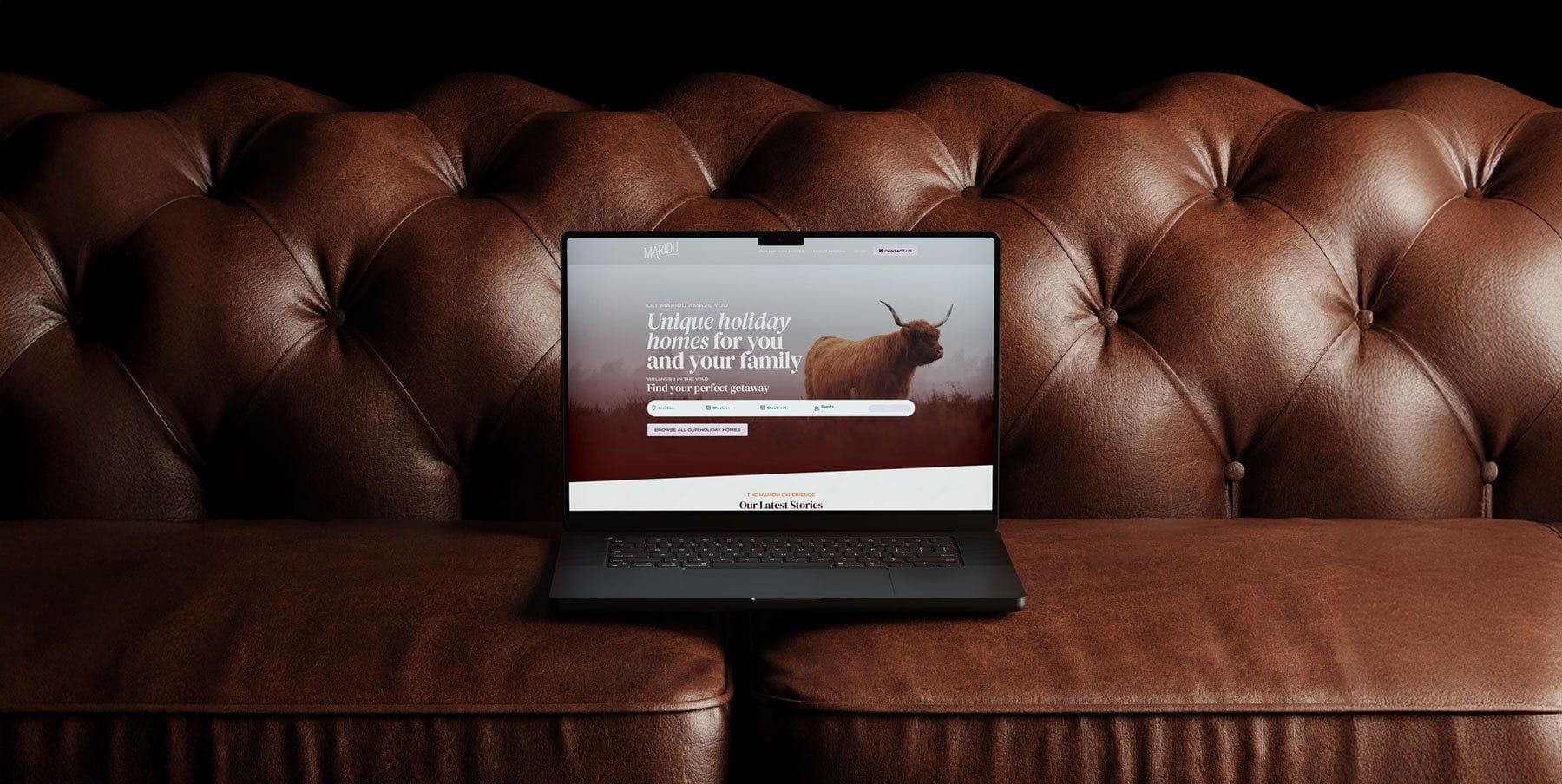 laptop op een bank met landingspagina maridu